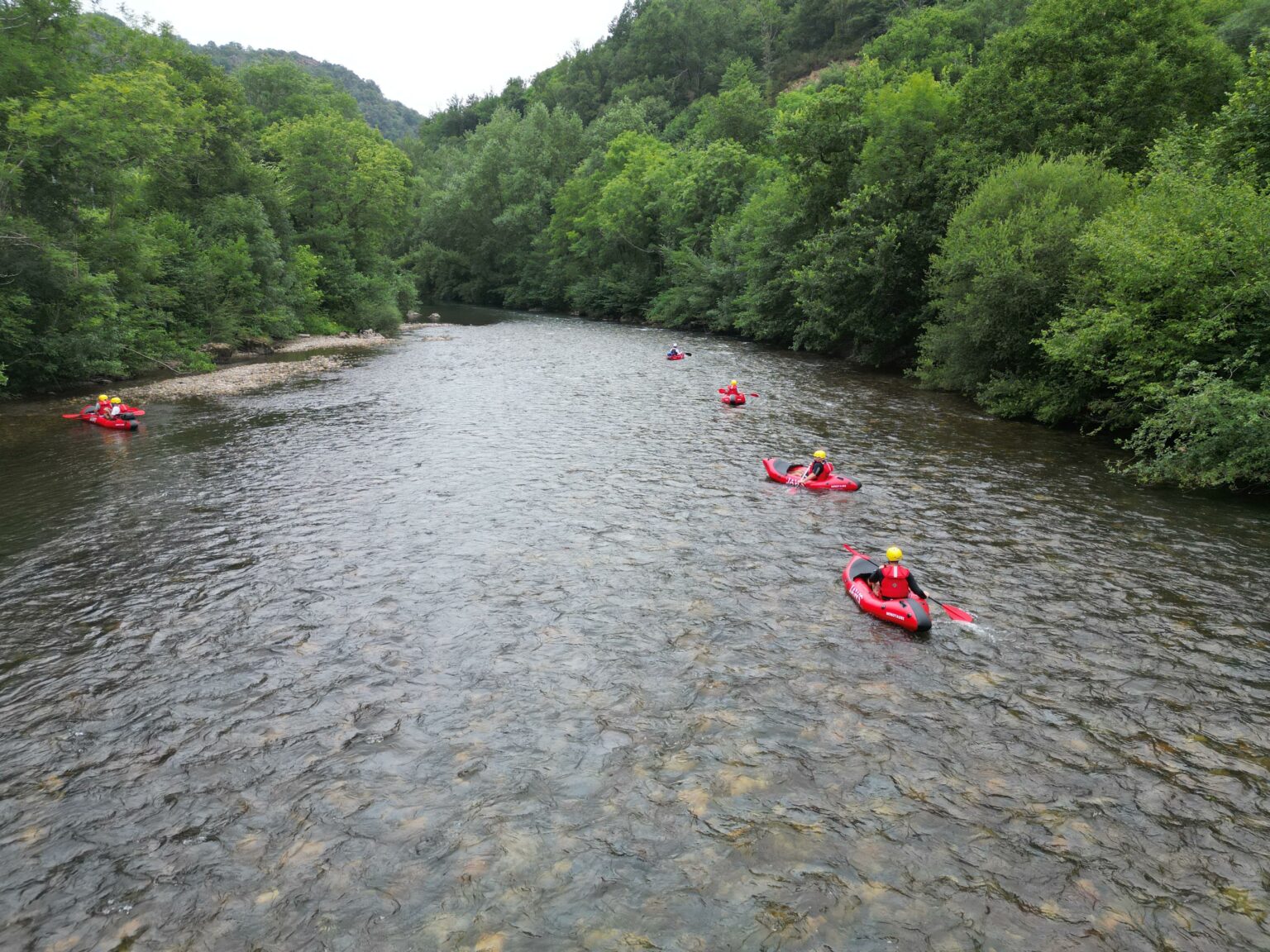 Groupe en packraft sur un gave pyrénéen
