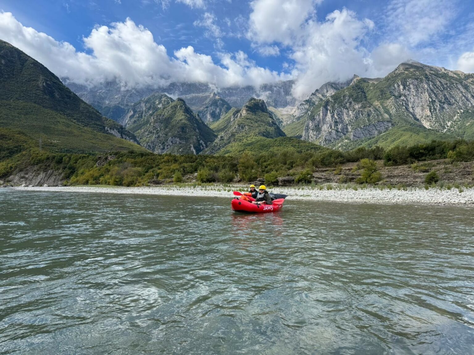 Expéditions packraft de 4 à 5 jours Packraft sur la Vjosa en Albanie, au pied des montagnes