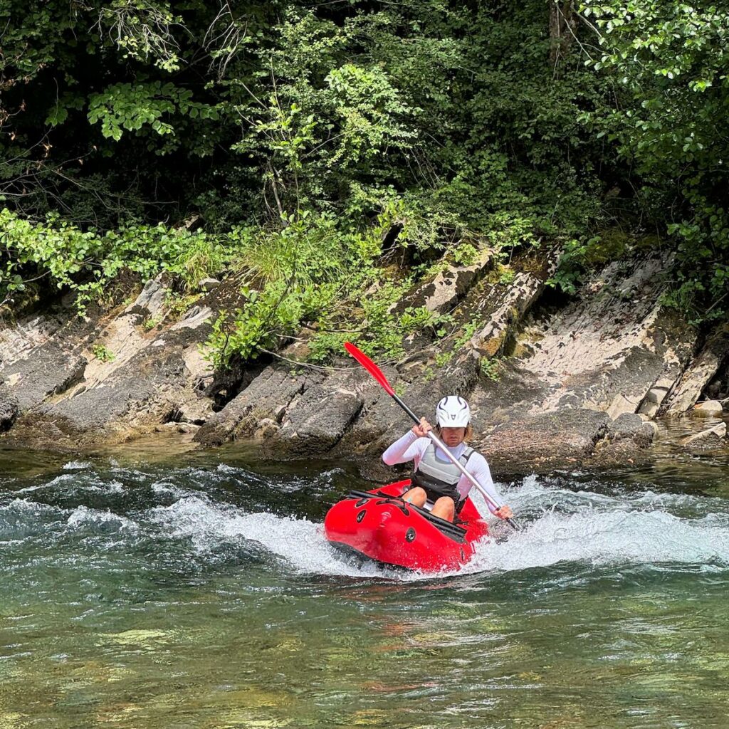 Journée découverte en packraft Packraft dans un petit rapide