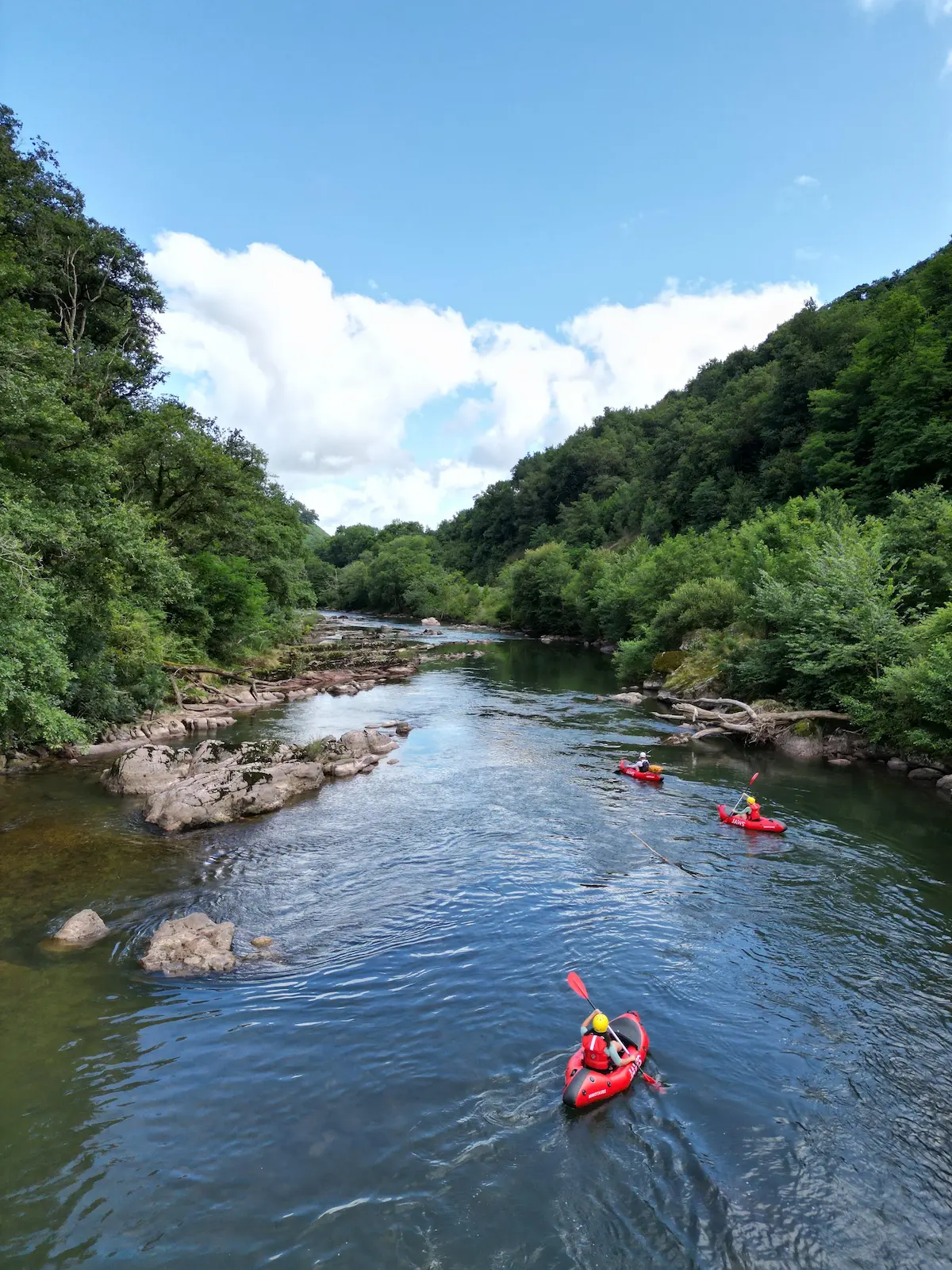 Trois clientes en packraft descendent la Nive encadrées par Antoine Bruge