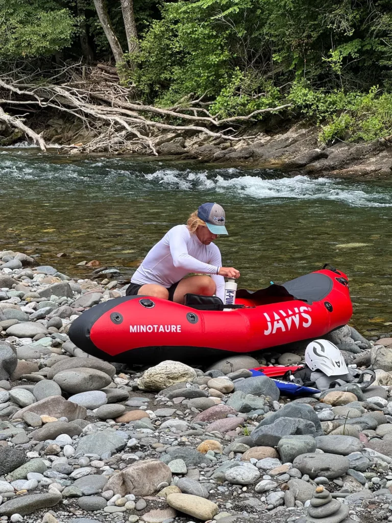 Antoine Bruge gonfle un packraft au bord du gave d'Aspe