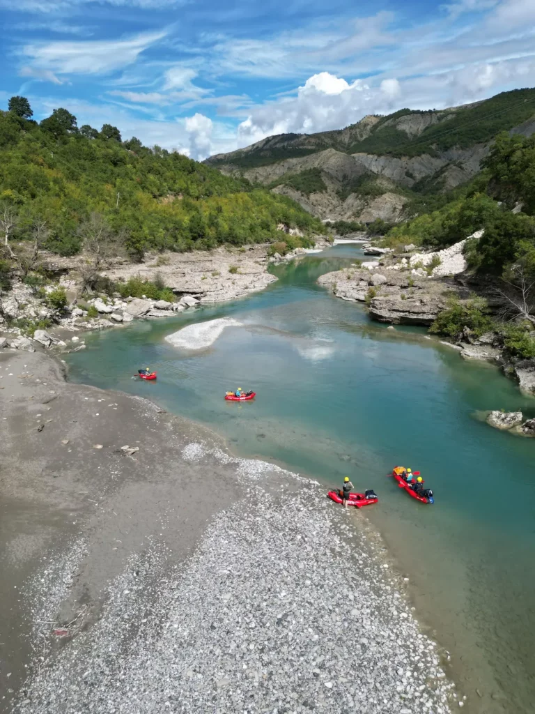 Expédition en packraft dans une vallée sauvage