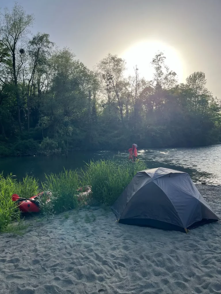 Bivouac au bord du gave au coucher du soleil
