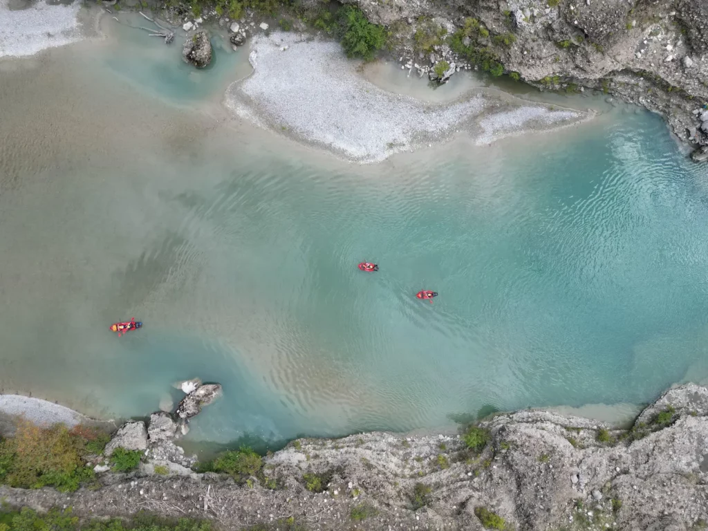 Packrafts sur la Vjosa en Albanie, vue aérienne