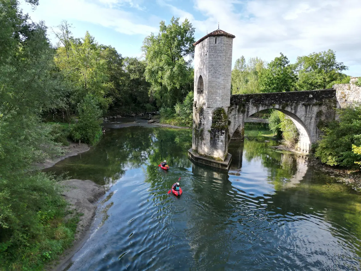 Packrafts sous le pont de la Légende à Sauveterre-de-Béarn, gave d'Oloron