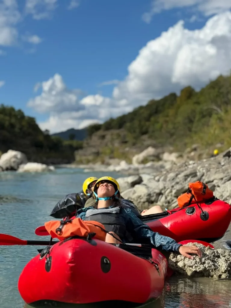 Expéditions packraft de 4 à 5 jours Pause pendant une itinérance en packraft sur la Vjosa