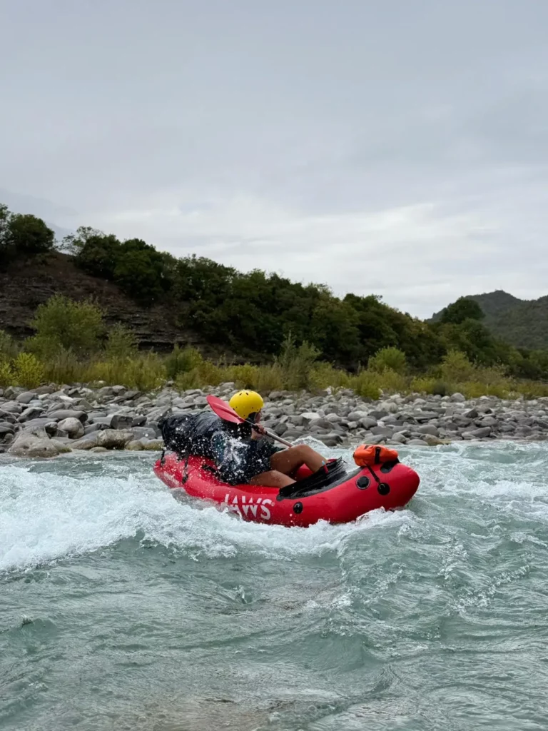Packraft en eau vive dans un rapide
