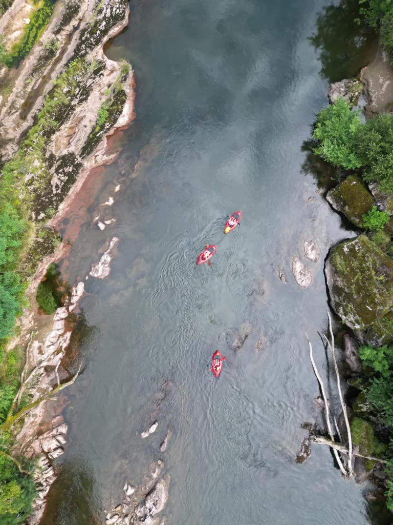 Vue drone d'une descente en packraft sur la Nive