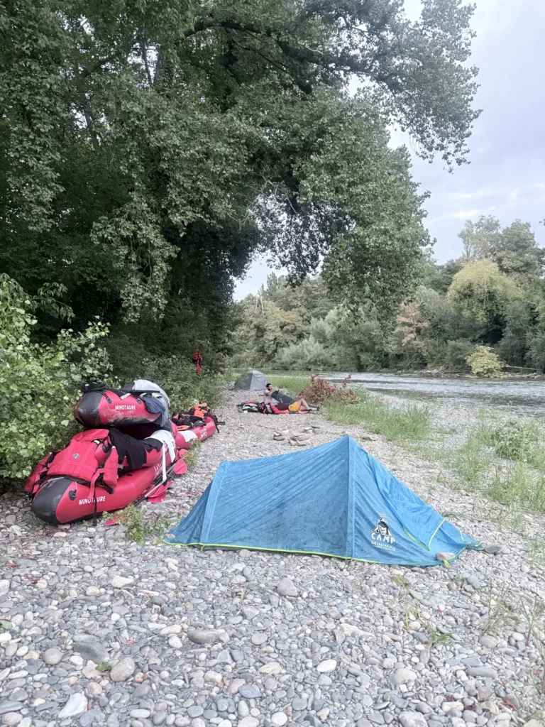Bivouac sur une plage de galets du gave de Pau, vers Peyrehorade