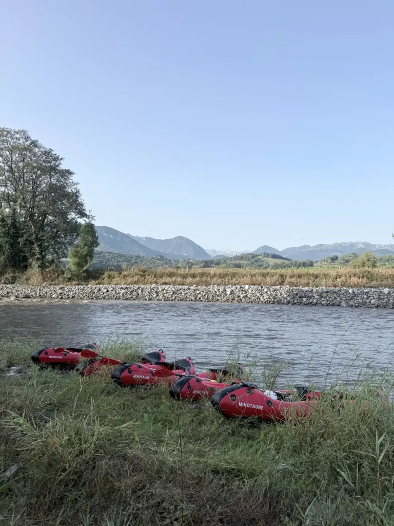 Packrafts posés au bord du gave de Pau, au bivouac face aux Pyrénées