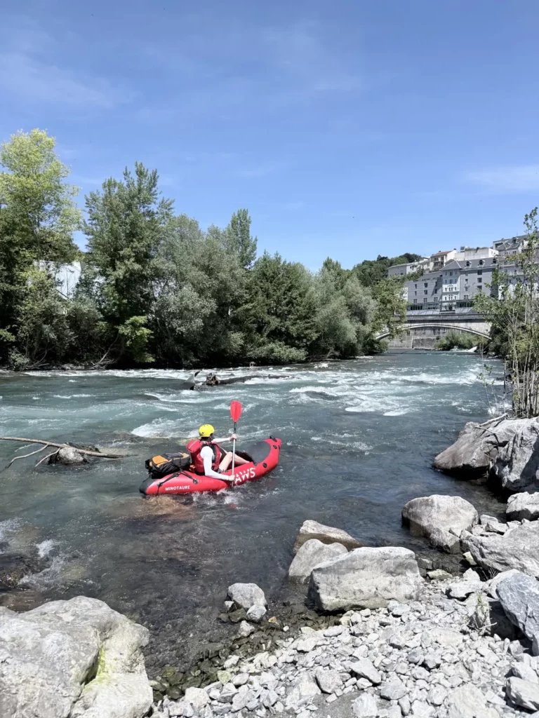 Packraft dans les rapides du gave de Pau à Lourdes