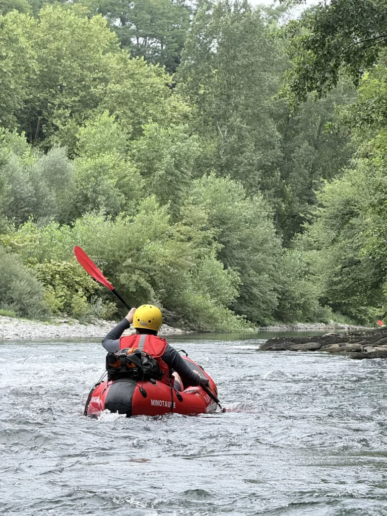 Descente en packraft sur le gave d'Oloron en été