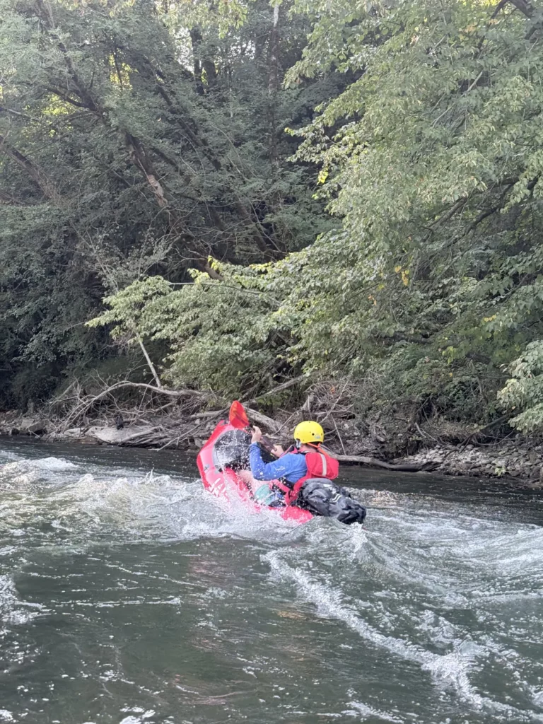 Gave d'Oloron, d'Oloron à Sauveterre Packraft dans l'eau vive du gave d'Oloron, sous les arbres