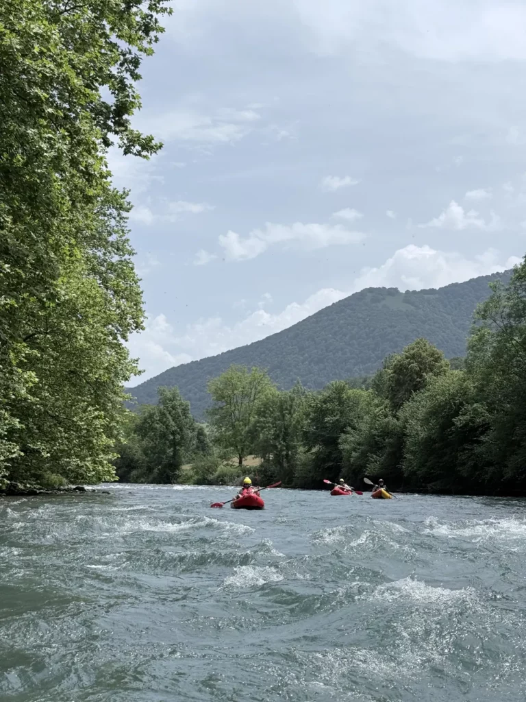 Packrafts sur le gave de Pau près de Saint-Pé-de-Bigorre, entre les montagnes