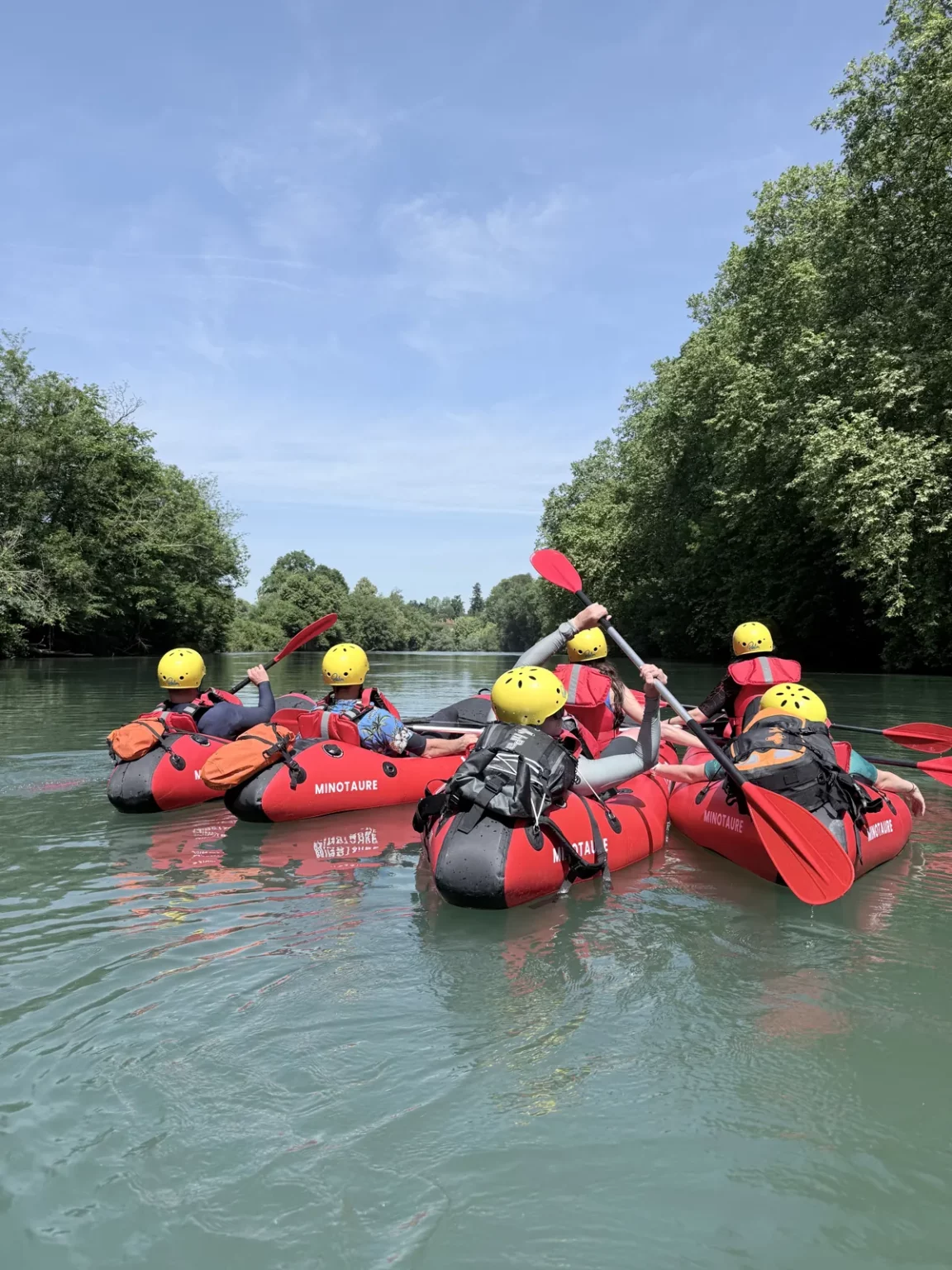 Groupe de packrafteurs réunis sur le gave d'Oloron