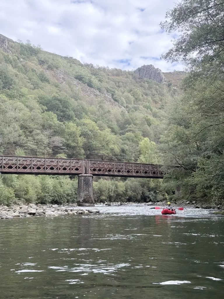 La Nive et le pont de Bidarray, au milieu des montagnes du Pays basque