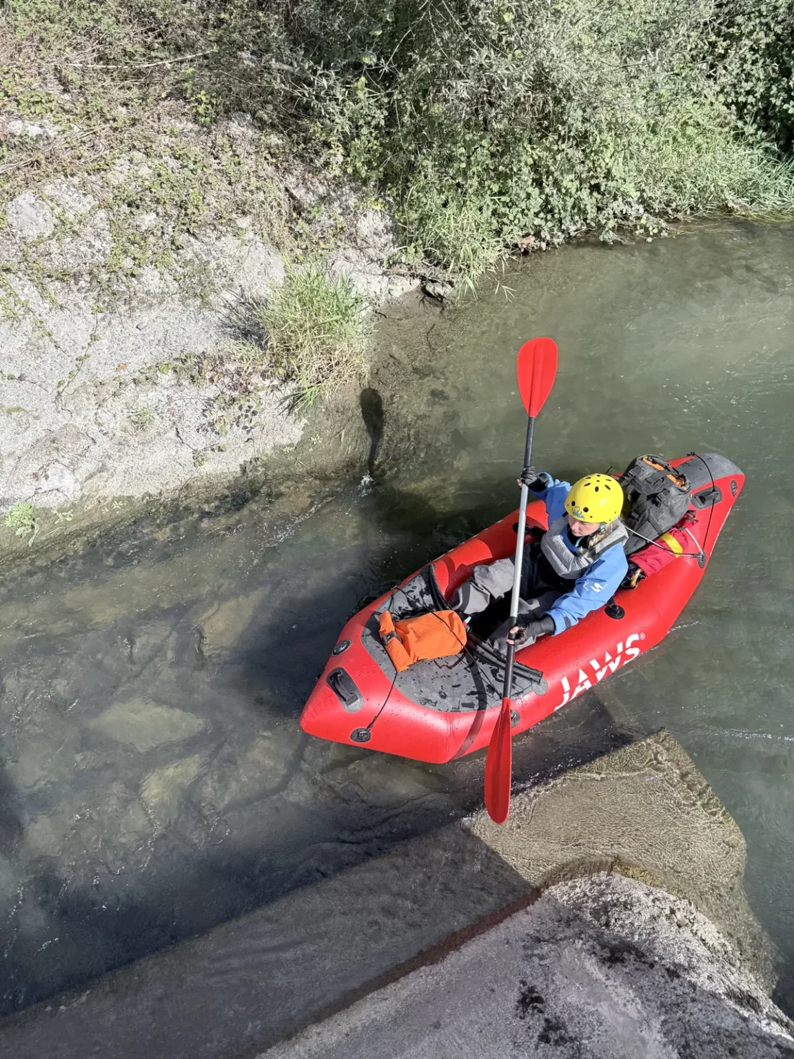 Packraft sur l'eau claire du gave de Pau