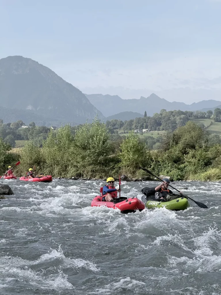 Deux packrafts dans les vagues du gave de Pau, au pied des Pyrénées