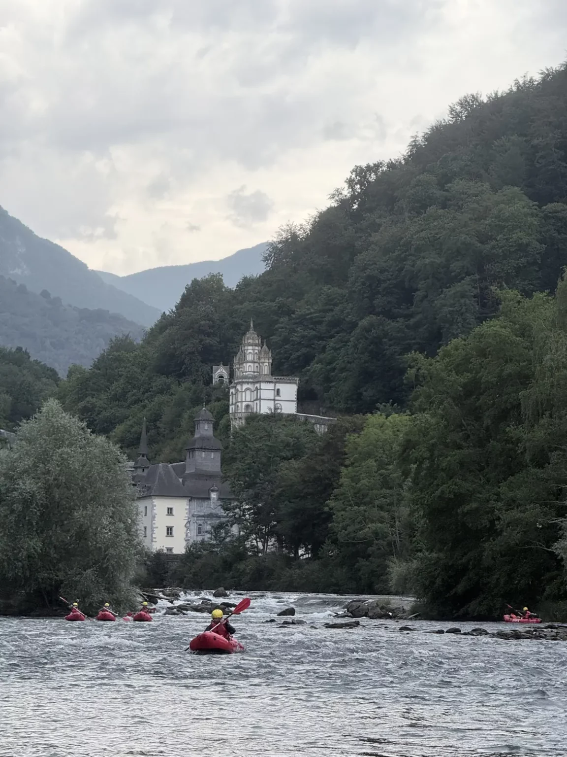 Packrafts sur le gave de Pau devant le sanctuaire de Bétharram