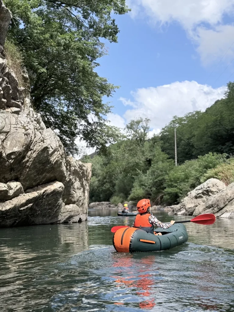 Packraft sur la Nive au pied des rochers, vers Bidarray