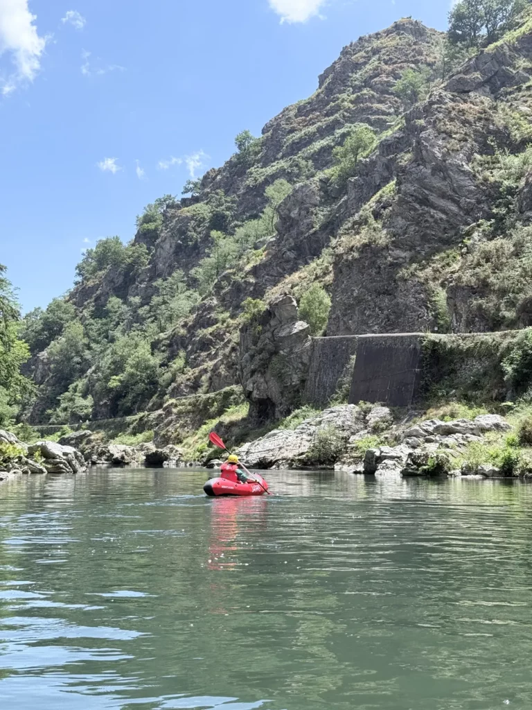 Packraft sur la Nive au pied des falaises du Pas de Roland, à Itxassou