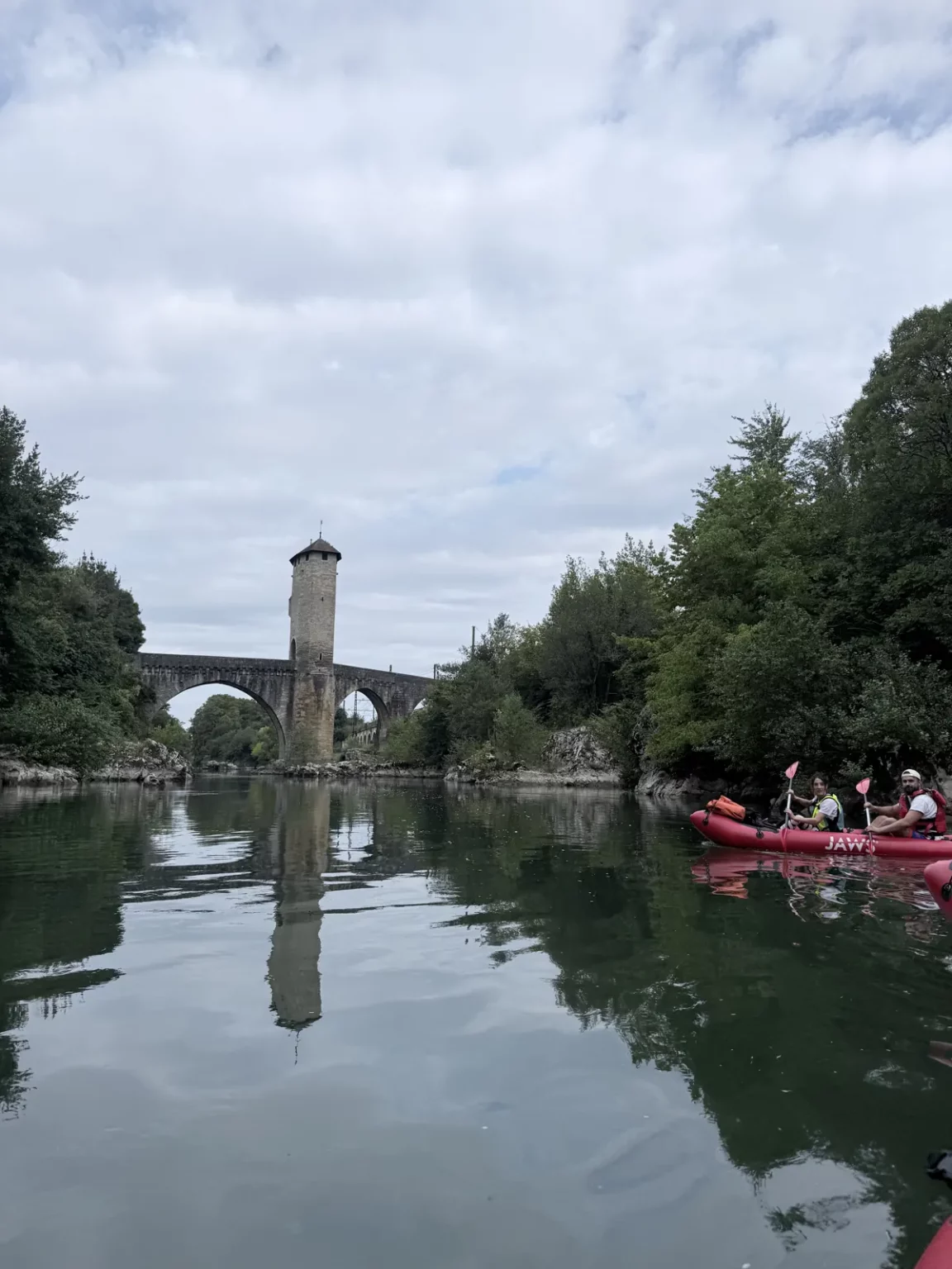 Packrafts au pied du Pont-Vieux d'Orthez, sur le gave de Pau