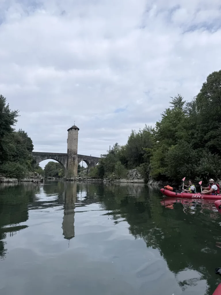 Packrafts au pied du Pont-Vieux d'Orthez, sur le gave de Pau