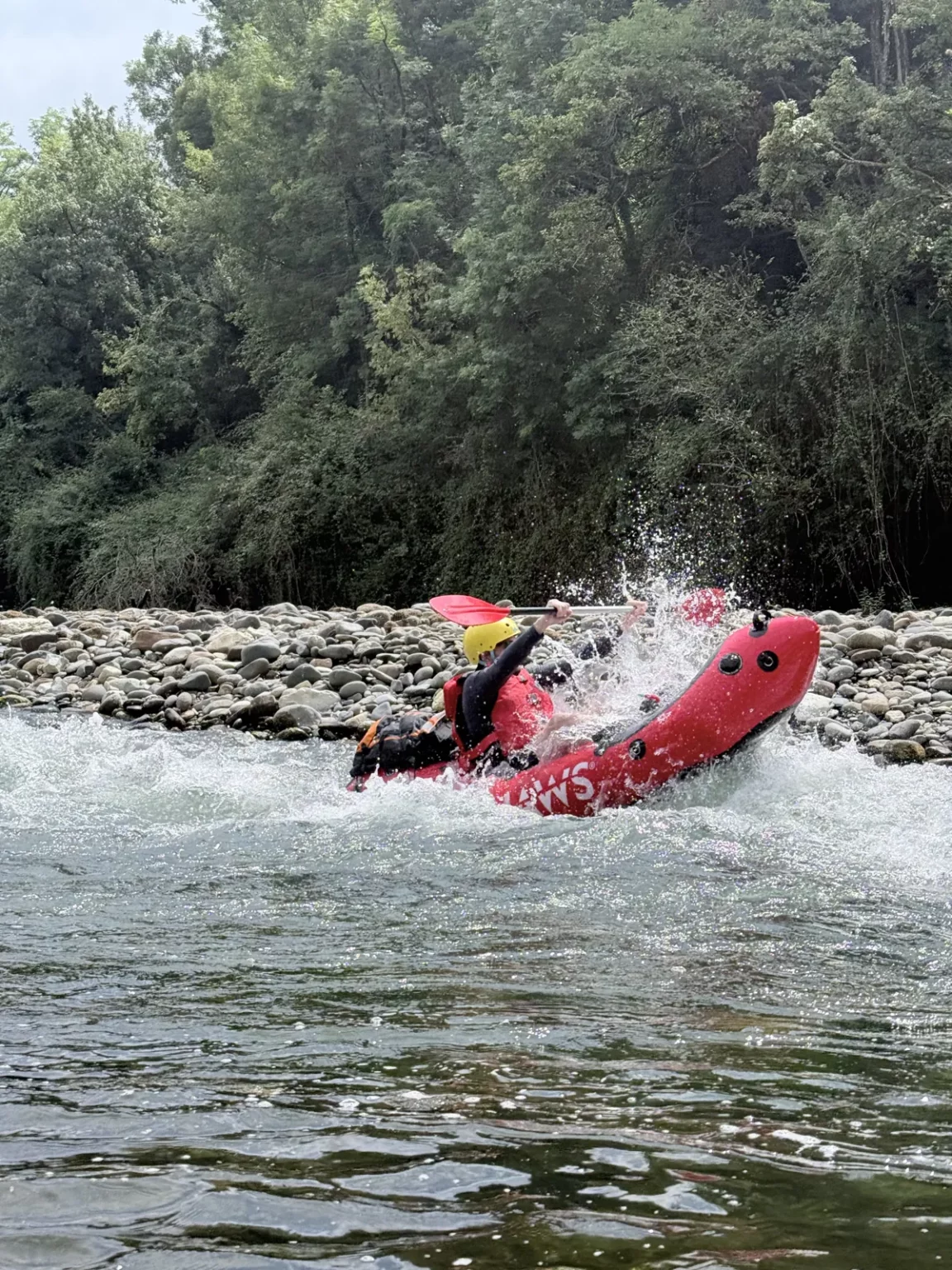 Packraft dans un rapide du gave d'Oloron, près de Navarrenx