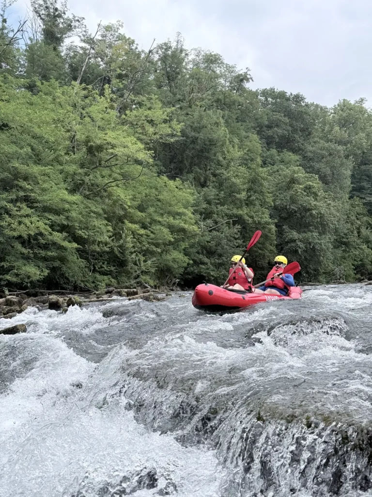 Gave d'Oloron, d'Oloron à Sauveterre Packrafts dans un rapide du gave d'Oloron près de Navarrenx