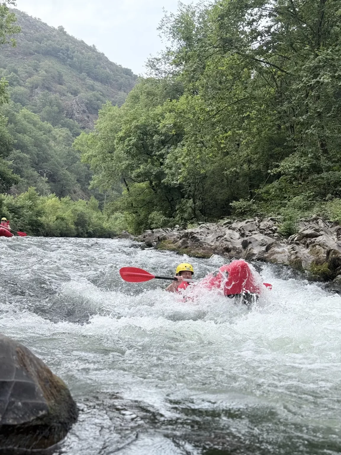 Packraft dans un rapide de la Nive entre Ossès et Bidarray