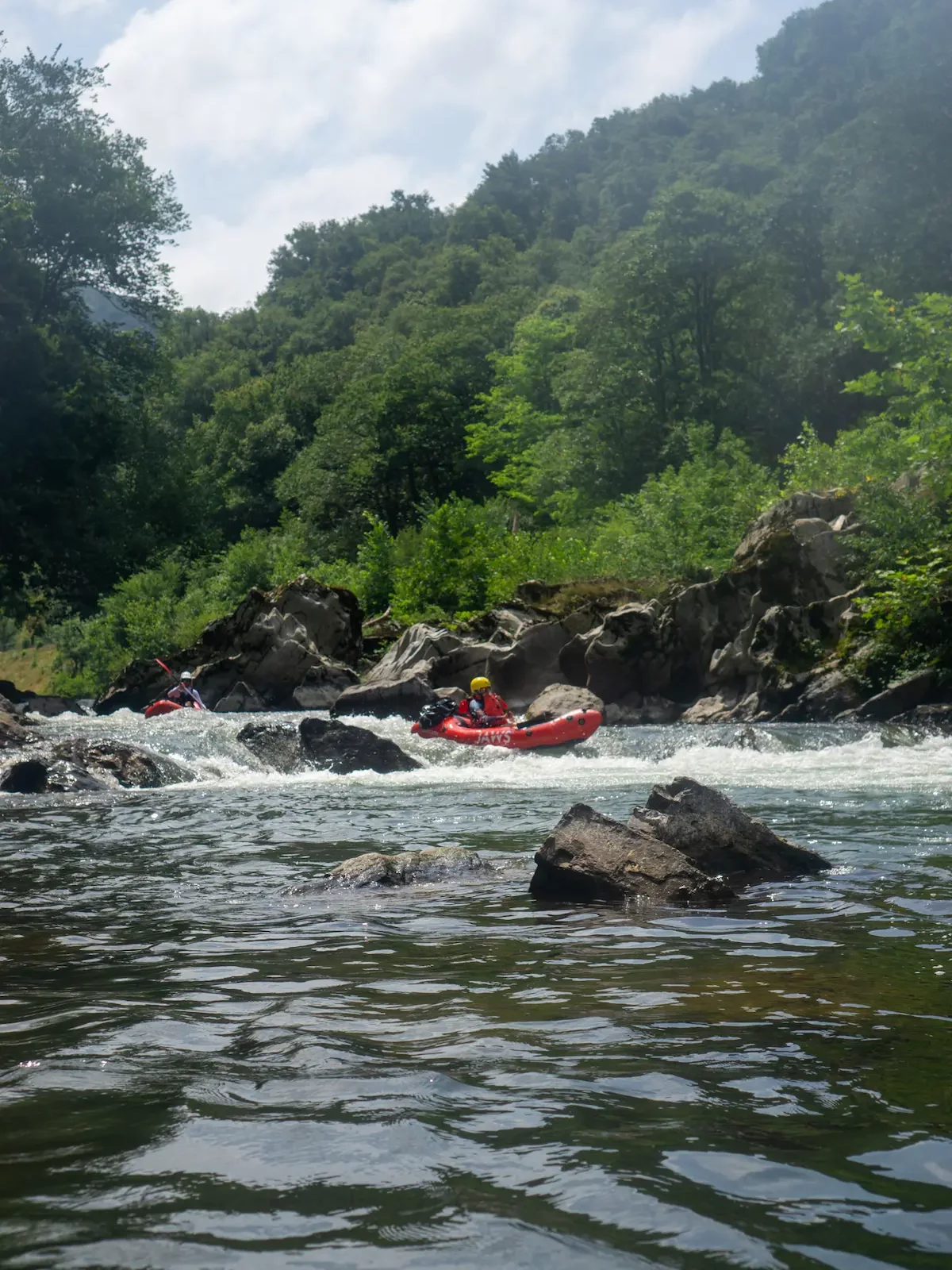 Descente en packraft sur la Nive entre Ossès et Bidarray en eau vive avec un modèle Jaws Minotaure